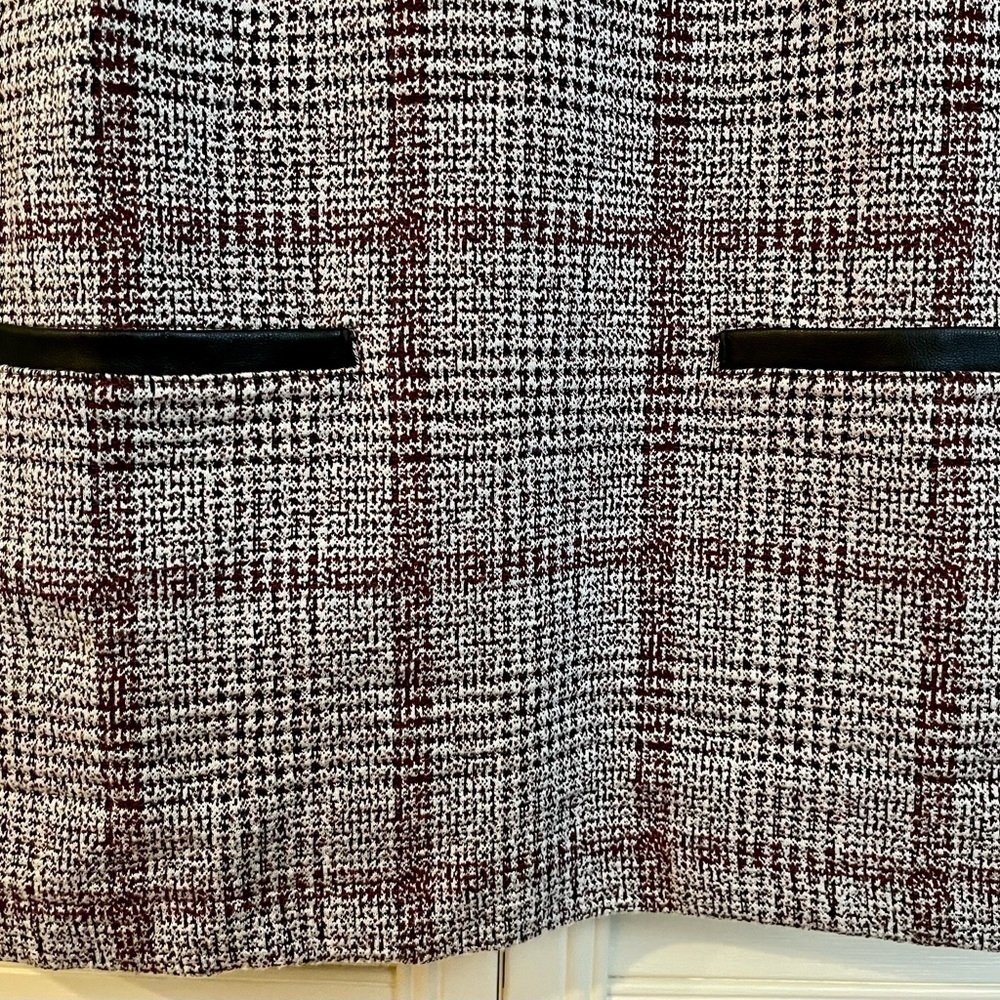 ANN TAYLOR, PLAID JACQUARD TUNIC. VERSATILE, SHORT SLEEVE TOP WITH LEATHER TRIM. - Picture 4 of 5